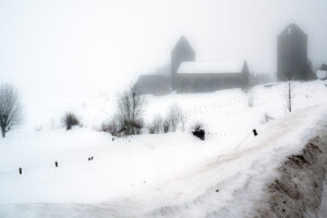 AUBRAC-village dans le brouillard d'hiver-CC BY-NC Jacques BOUBY