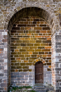 AUBRAC-église, contrefort-CC BY-NC Jacques BOUBY