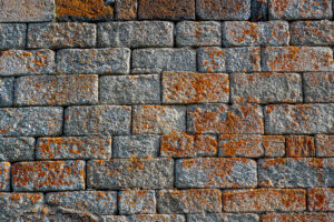 AUBRAC-église, mur de pierres basaltiques-CC BY-NC Jacques BOUBY