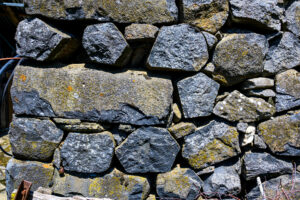 AUBRAC, murs, prismes basaltiques - CC BY-NC Jacques BOUBY
