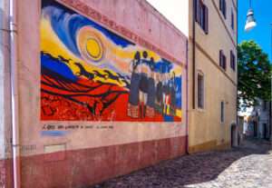 Sardaigne, Liliana Cano « Una giornata di sole » (1996) – Une fresque aux couleurs vives qui exprime la joie d'une journée festive.