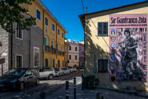 Sardaigne, Hommage au célèbre champion de football Gianfranco Zola, né aussi à Oliena, élu meilleur joueur de tous les temps du Chelsea. Murale réalisée par Luigi Columbu.