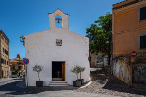 Cette modeste chiesa de San Lussorio à la sobre façade blanchie à la chaux abrite de grandes et vives peintures murales réalisées par Liliana Cano sur San Lussorio et la Vie de Jésus