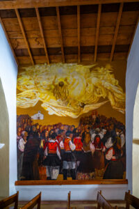 Cette modeste chiesa de San Lussorio à la sobre façade blanchie à la chaux abrite de grandes et vives peintures murales réalisées par Liliana Cano sur San Lussorio et la Vie de Jésus