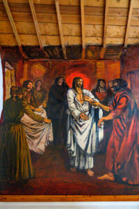 grandes et vives peintures murales réalisées par Liliana Cano sur San Lussorio et la Vie de Jésus